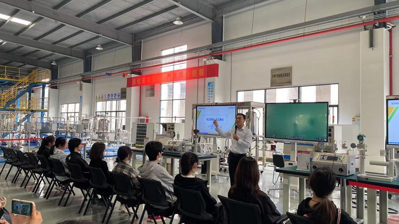 防水胶粘剂：揭秘其价格构成与选购要点